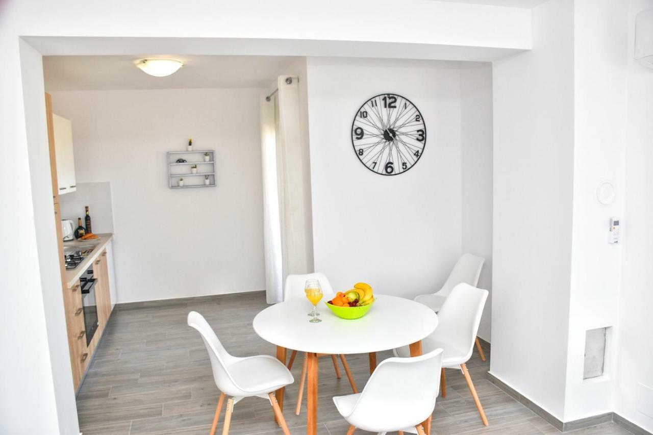 Apartments Mino Ražanac Εξωτερικό φωτογραφία